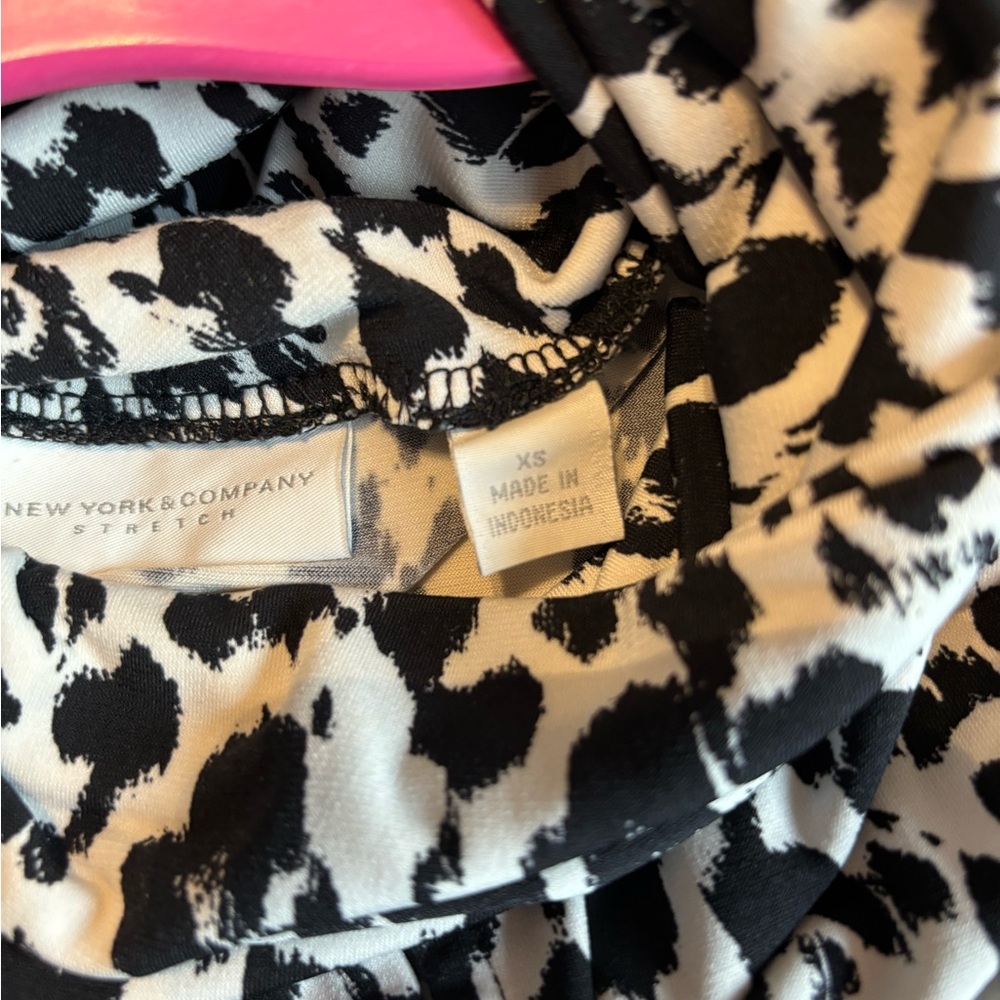 New York & Company Stretch Turtleneck Blouse Keyhole Front Printed - Picture 4 of 4